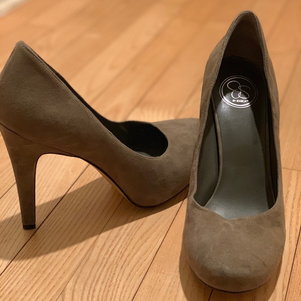 Jessica Simpson taupe Pumps